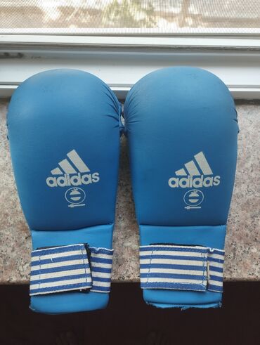 sukeçirməyən uşaq əlcəkləri: Çox az istifadə olunub.Bu Adidas karate əlcəkləri karate ilə məşğul