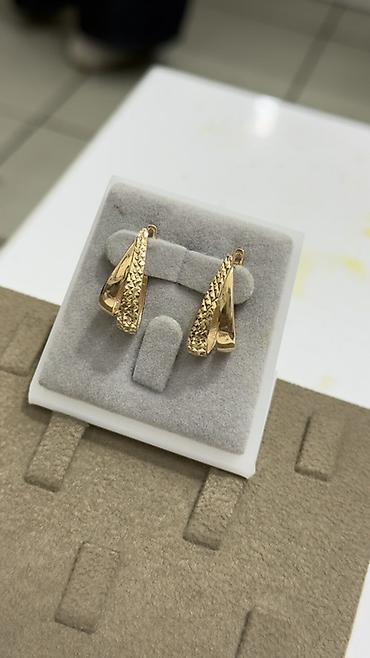 Серьги: Золотые серьги, 2 пары, резной узор Пара 1: - Форма: изогнутые — 15