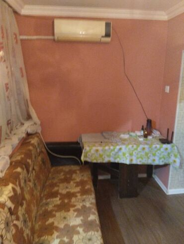 Uzunmüddətli kirayə mənzillər: Iceri Şeher. Qiz Qalasinin yani. 1 otaqli heyet evi. Her weraiti var — 8