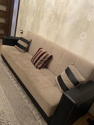 diva divan: Bej oturacaq hissəsi və qara eko‑dəri yanlı üçyerlik divan - Müasir — 1