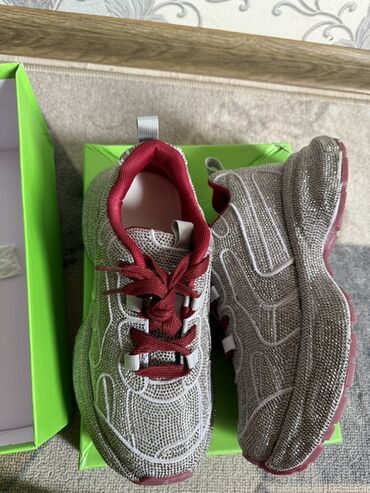 обувь рабочий: Кроссовки с кристаллами и контрастной отделкой - Верх полностью