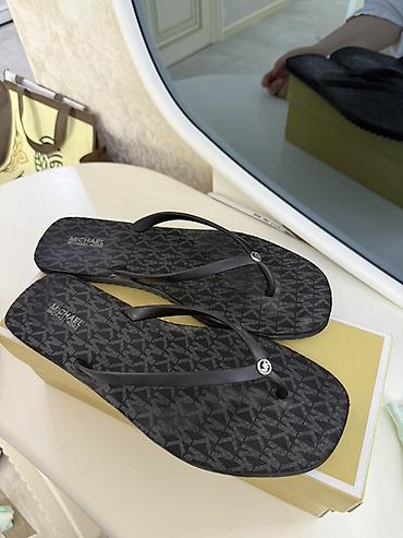 Босоножки, сандалии, шлепанцы: Michael Kors Jinx Flip Flop – uniseks şip-şip - Brend: Michael Kors - — 3