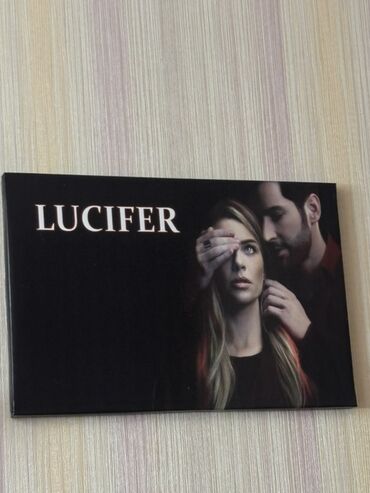 Bu, “Lucifer” televiziya serialı üçün hazırlanmış posterdir. Qara fon