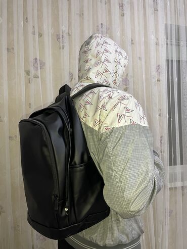 Рюкзаки: Продаю новенький большой черный рюкзак, производства Китай фабрика