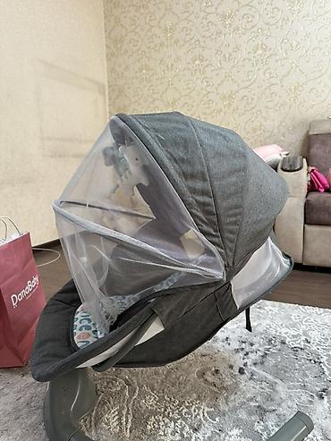 mamaroo 3 0: Электрокачели/шезлонг для младенца с капюшоном и москитной сеткой - — 3