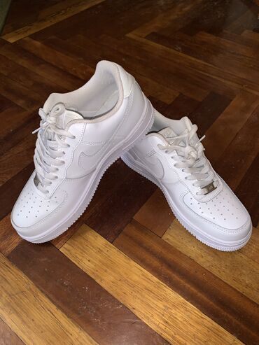 обувь белая: Кроссовки белые новые, р-р 40, Вьетнам. 1раз надели, но размер не