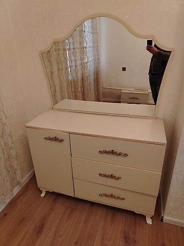 Komodlar: Klassik üslubda kosmetik stol/dresser güzgü ilə - Rəng: krem/ivori — 1