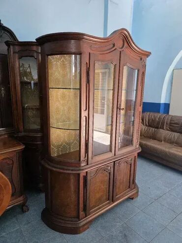 Stilske vitrine: Prelepa vitrina u odlicnom stanju. Visina 210 cm Sirina 150 cm Dubina — 5