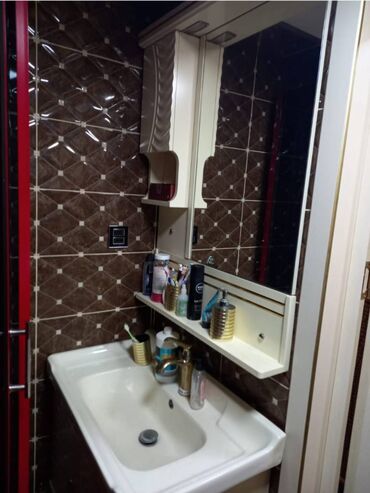 Uzunmüddətli kirayə mənzillər: Nefçilər metrosu,İnter turan mebelin və 229 saylı məktəbin yanı,5 — 6