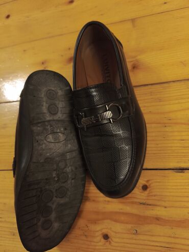 Ayaqqabılar: Qara rəngdə olan dəri kişi ayaqqabıları. Dəbli dizaynı ilə həm rəsmi — 24