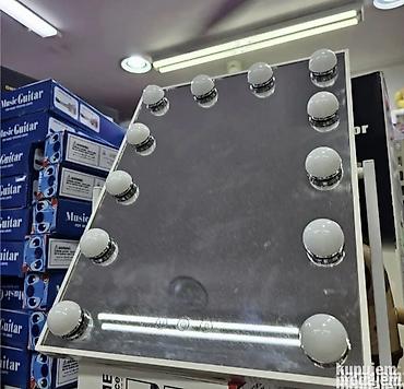 za kucu: Ovo čvrsto stono ogledalo ima beli metalni okvir, 12 LED svetala sa 3 — 1