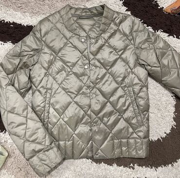 куртка на весну: Классная куртка на весну 
Полностью прошитая 
Размер 42
Цена 1700 сом