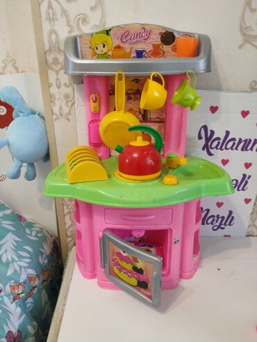 Nənnilər: Çəhrayı və yaşıl rənglərdə olan bu oyuncaq mətbəx dəsti uşaqlar üçün