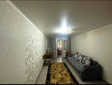 продам 3 х ком кв в мкр: 2 бөлмө, 42 кв. м, 104-серия, 1 кабат, Евроремонт