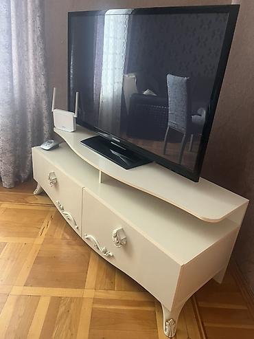 ev dekoru: Ağ rəngli TV altlığı və media konsolu - Klassik-neo barok üslubunda — 2