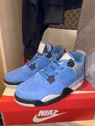 черные кроссовки: Продам новые Jordan 4 Retro University Blue купил и не разу не носил