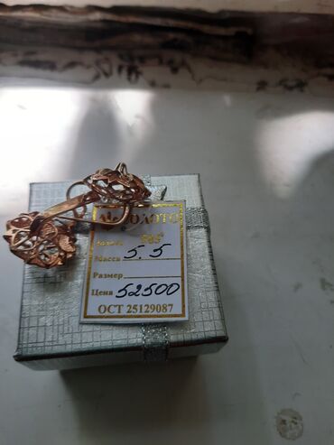 золотые серьги и кольцо: Продаю золотые серьги 585 проба Россия новый не ношенный. цена