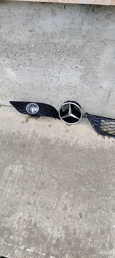 auto delovi ivanjica: Prednji levi blatobran i delovi maske za Mercedes-Benz. B 170 Opis: - — 3