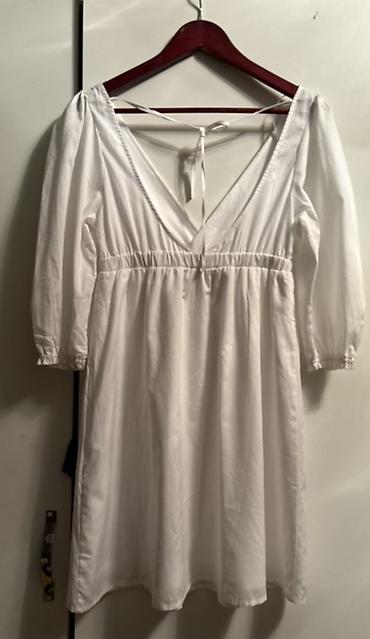 Ağ rəngli qadın donu. Sadə və zərif dizayna malikdir. H&M kureyi