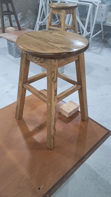 Taburetlər: Taxta taburetlər. Xüsusi zövq və keyfiyyətdə yıgılır. Əl işidir. Yük — 8