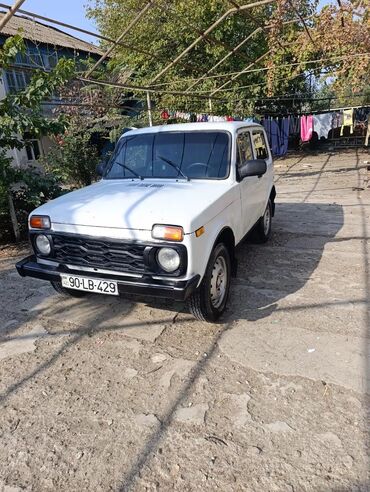 VAZ (LADA): Model: Lada Niva (VAZ 2121/21214 seriyası, 3 qapılı), ağ rəng. Gövde — 2