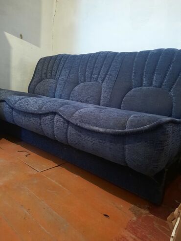 мебель офисная: Прямой диван, цвет - Синий, Б/у