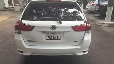 fielder: Toyota Corolla Fielder Hybrid, ağ rəng, universał kuzov. Texniki — 1