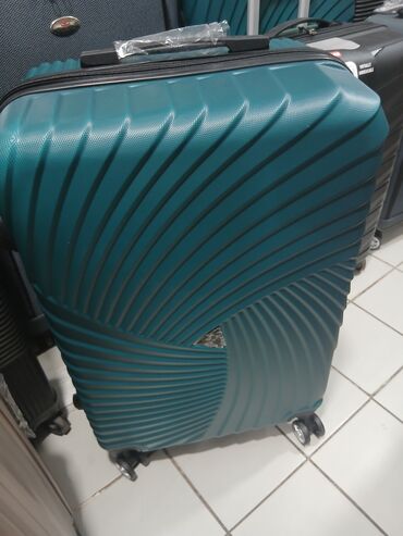 Çamadanlar: Dörd təkərli səyahət çantası, möhkəm materialdan hazırlanmışdır və — 18