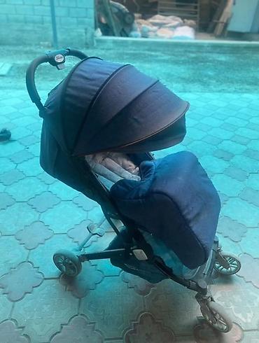 кокон для коляски: Прогулочная коляска с утеплённым чехлом на ножки и большим капюшоном — 1