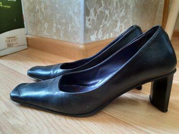 Туфли: Коллекция женских туфель различных стилей. Включает в себя туфли на — 7