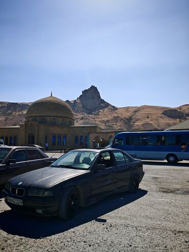 07 maşin: BMW 318: 2 l | 1991 il Sedan