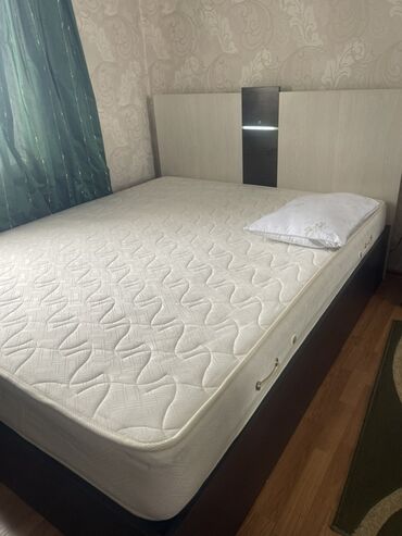 продать кровать с матрасом: Двуспальная кровать, С матрасом, длина - 200 см