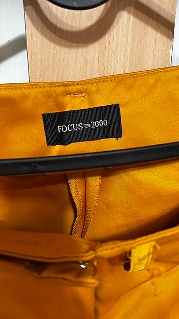 модные брюки: Брюки горчичного цвета от Focus=2000. Классический крой с заутюженными — 2