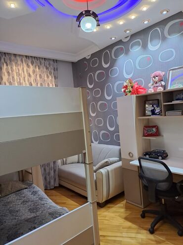 Həyət evləri və villaların satışı: Ev iki mərtəbəlidir və geniş həyəti var. Həyətdə açıq havada oturmaq — 4