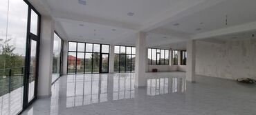 Binalar: Kommersiya təyinatlı iki mərtəbəli modern bina - Şüşəbənd vitrin — 3