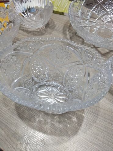 вазы из богемского стекла: Продаю посуду. Салатники, 
.Цена 150 с за штуку