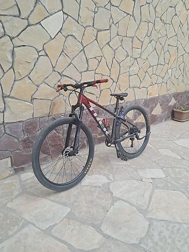 velosiped kaska: Trek hardtail dağ velosipedi Xüsusiyyətlər: - Yüngül alüminium — 3