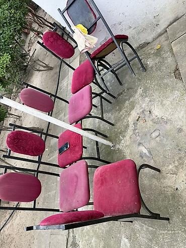 Metal karkaslı qırmızı oturacaqlı stullar dəsti. Həyətdı isdifadə