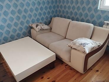Mebel: Mebel dəsti – 3 hissə - 3 yerlik divan - 1 yerlik geniş kreslo - — 2
