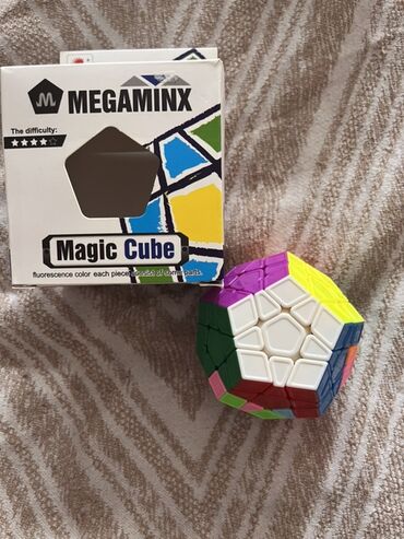 kubik rubika: Megaminx markalı, çoxrəngli, dodekaedr formalı kubik-rubik. Bu zəka