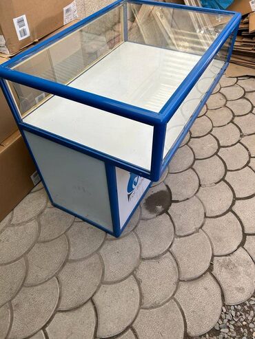 Торговое оборудование: Продаются торговые вытрины!!!! Размеры: 100X70 Всего 6 витрин Цена