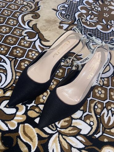 сумки женские брендовые: Женские туфли-лодочки, 2 пары. 1) Черные slingback-лодочки с