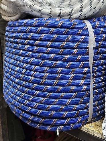 Статический плетёный канат (верёвка) синего цвета в бухте. -