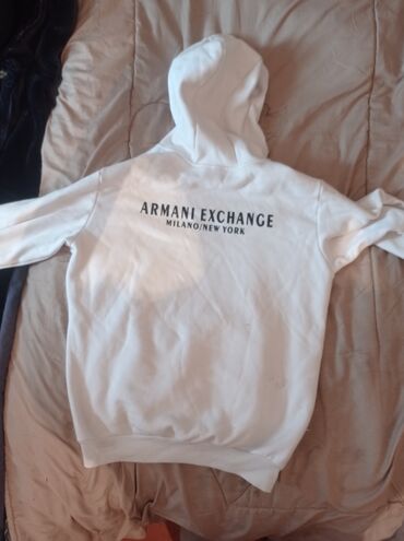 мужские джинсы: Белая толстовка Armani Exchange с капюшоном. На спине крупный черный