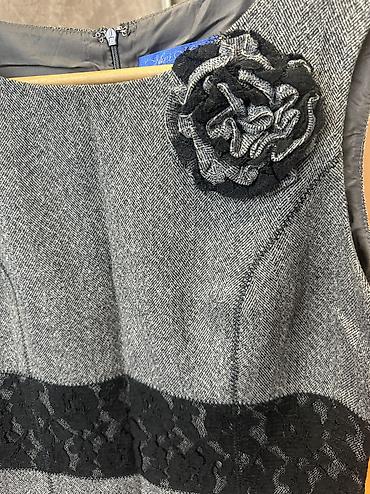 Повседневные платья: 1)Платье под замшу с красивым узором из паеток,размер 44-48,состояние — 7