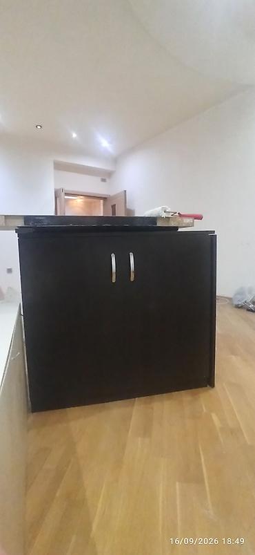 Digər dolablar: Mebel dolabı – ikitərəfli qapılı, qapılarda metal tutacaqlar. Tünd — 1