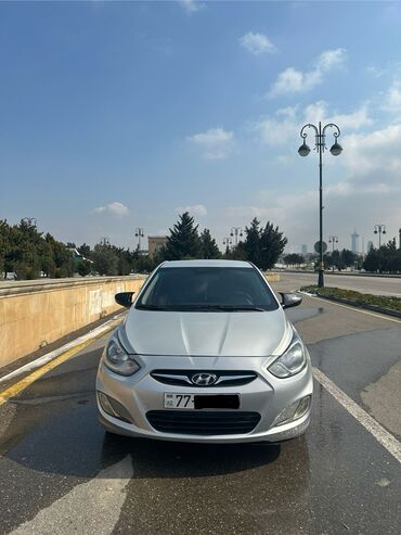 Hyundai Accent: 1.6 l | 2013 il Sedan