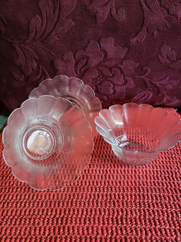 Kuhinjski setovi: Cinije nove,vintaz za poslastice. Komada 3 u ceni. cinije imaju rad — 3