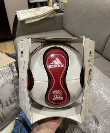 Əlcəklər: FIFA tərəfindən təsdiqlənmiş, ağ və qırmızı rənglərdə olan Adidas