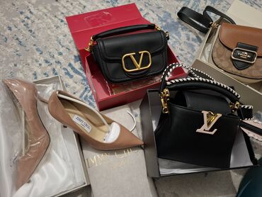 перчатки зимние: Классическая сумка, Valentino, Материал: Натуральная кожа, Регулируемый ремень, Женские